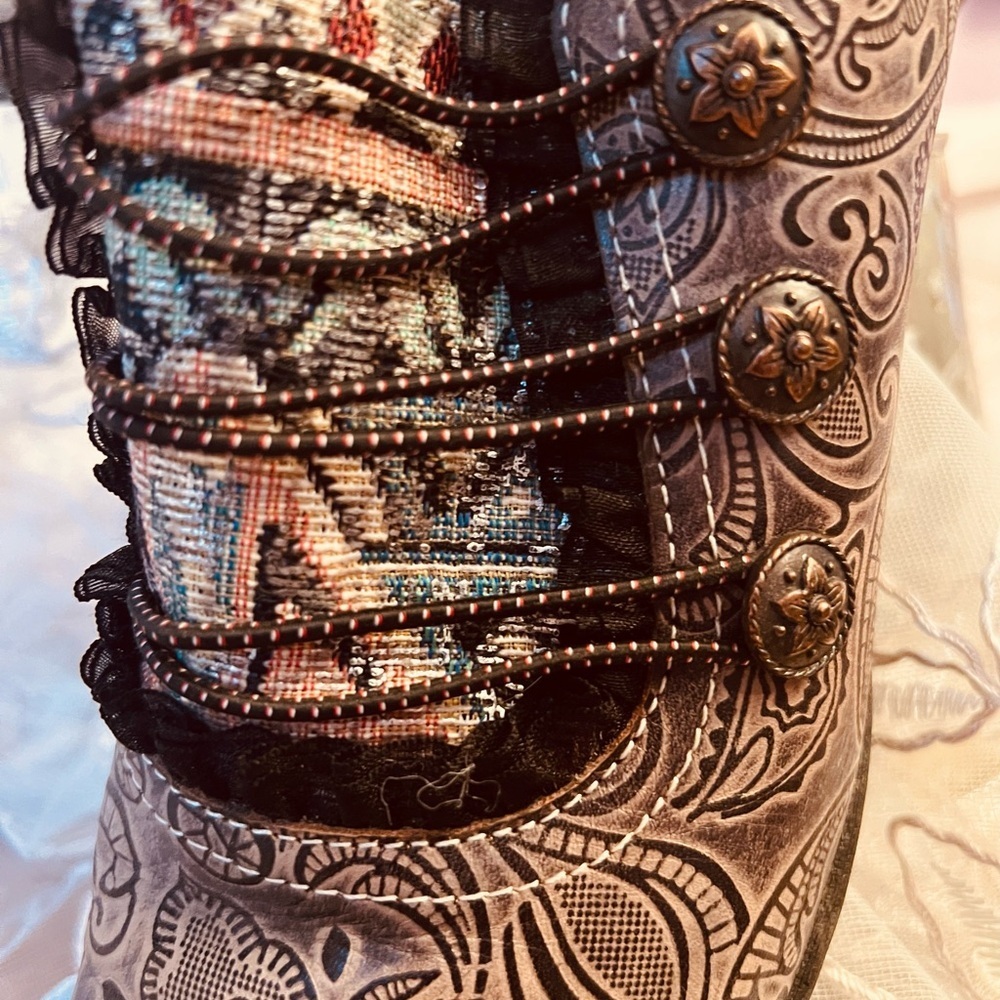 Socofy Vintage Etched Leather Heeled Oxfords - Picture 7 of 12
